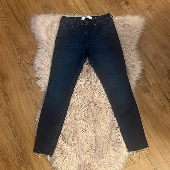 NWOT! Curvy High Rise Hollister Jeans - Picture 4 of 9